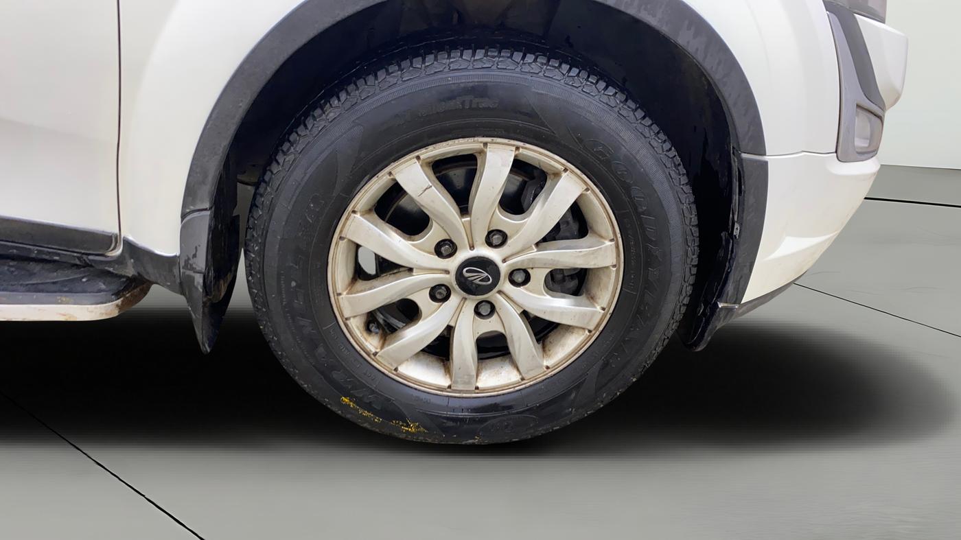 2016 Mahindra XUV500 W10 AT, Diesel, Automatic, 1,22,669 km, Right Front Wheel