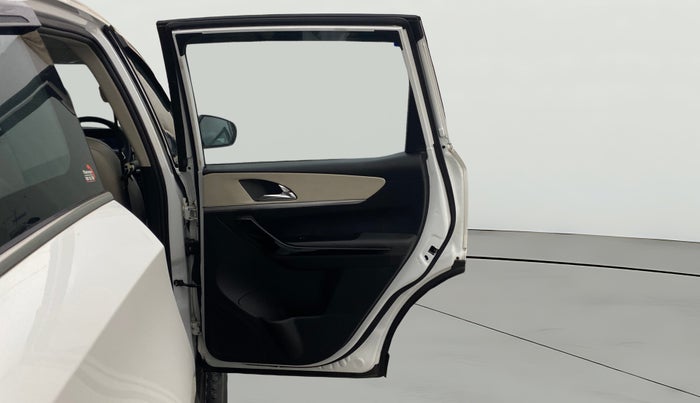 2022 Mahindra XUV700 AX 7 P AT 7 STR, Petrol, Automatic, 18,173 km, RHS Rear Door