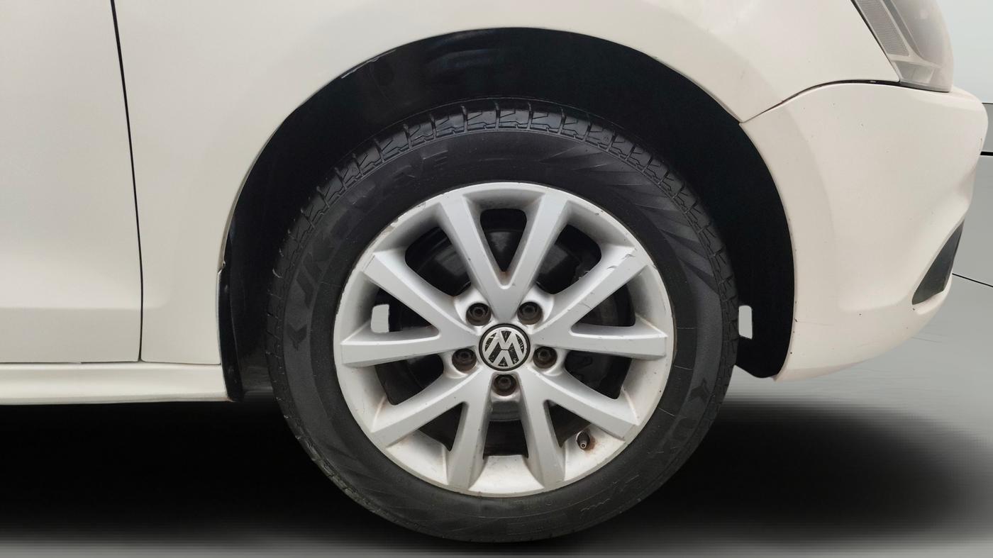 2014 Volkswagen Jetta COMFORTLINE TSI, Petrol, Manual, 1,11,587 km, Right Front Wheel