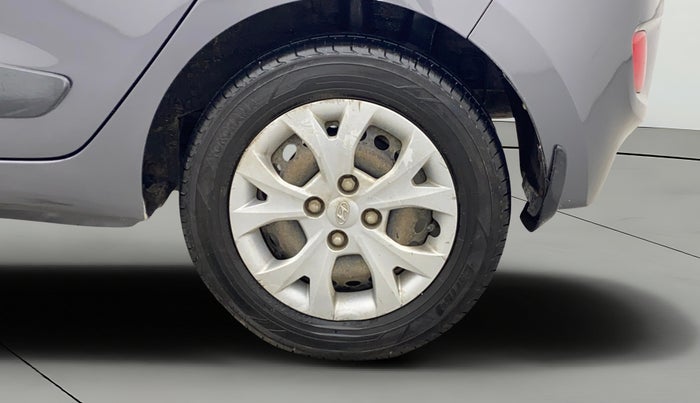 2016 Hyundai Grand i10 MAGNA AT 1.2 KAPPA VTVT, Petrol, Automatic, 1,44,697 km, Left Rear Wheel