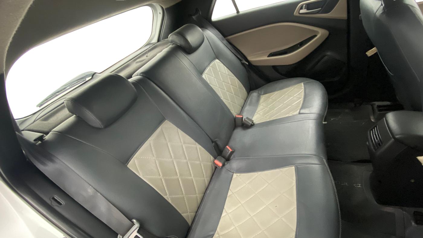 2015 Hyundai Elite i20 ASTA 1.4 CRDI, Diesel, Manual, 1,30,659 km, Right Side Rear Door Cabin