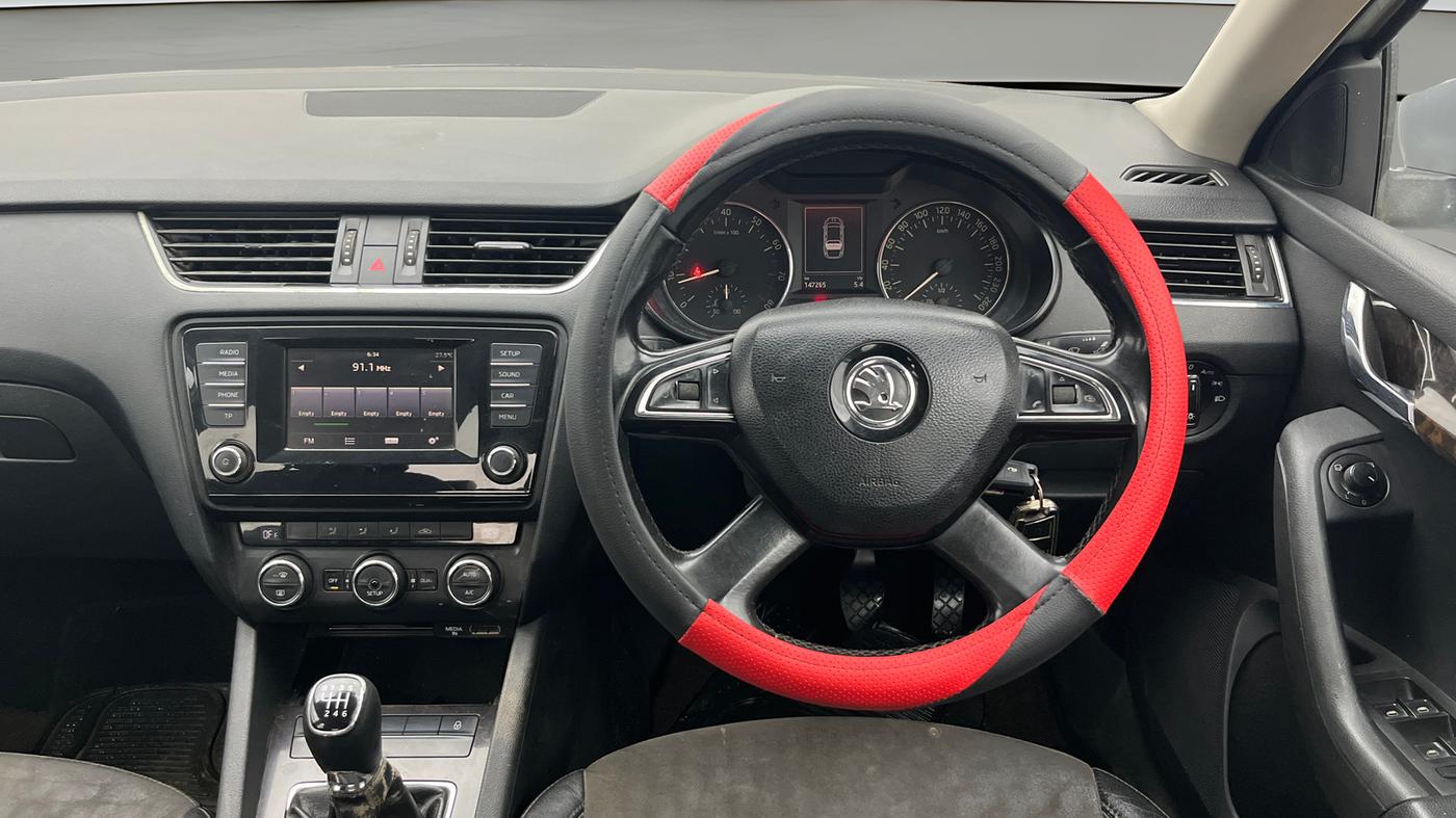 2015 Skoda Octavia AMBITION 1.4 TSI, Petrol, Manual, 1,47,263 km, Steering Wheel Close Up