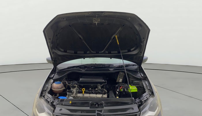 2016 Volkswagen Vento HIGHLINE 1.6 MPI, Petrol, Manual, 1,13,438 km, Open Bonet