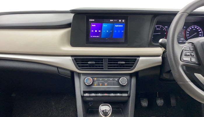 2022 Mahindra XUV700 MX P MT 5 STR, Petrol, Manual, 46,922 km, Air Conditioner