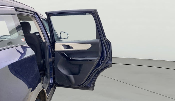 2022 Mahindra XUV700 AX 5 P AT 5 STR, Petrol, Automatic, 32,275 km, RHS Rear Door