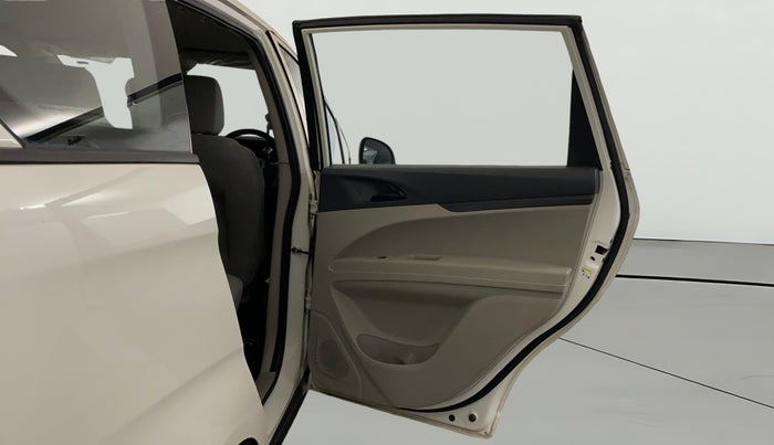 2022 Mahindra MARAZZO M4+ 7 STR, Diesel, Manual, 10,556 km, RHS Rear Door