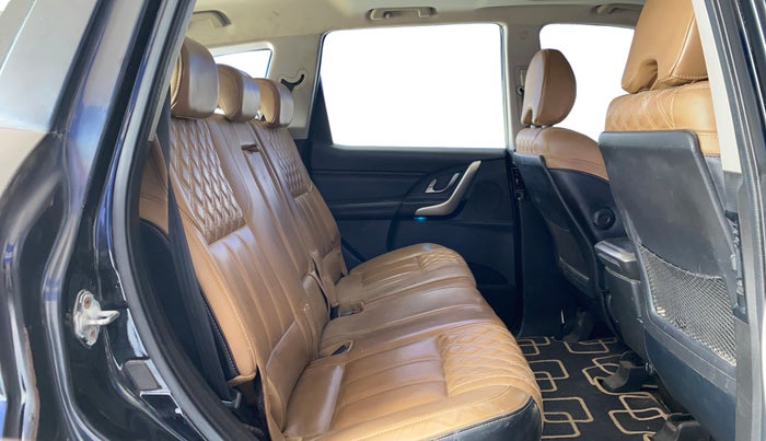 2019 Mahindra XUV500 W11 AT, Diesel, Automatic, 53,985 km, Right Side Rear Door Cabin