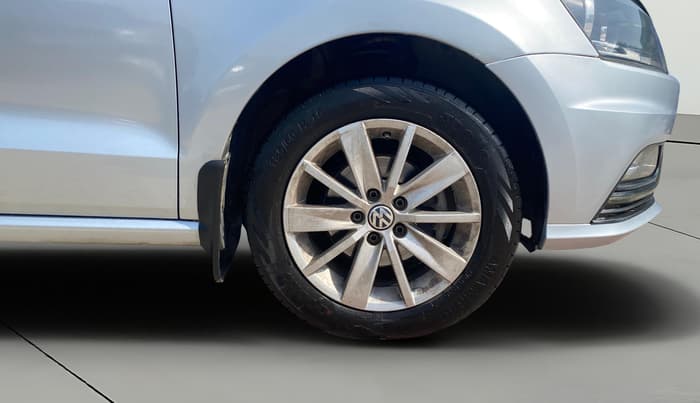 2017 Volkswagen Ameo HIGHLINE PLUS 1.5L AT 16 ALLOY, Diesel, Automatic, 1,06,109 km, Right Front Wheel