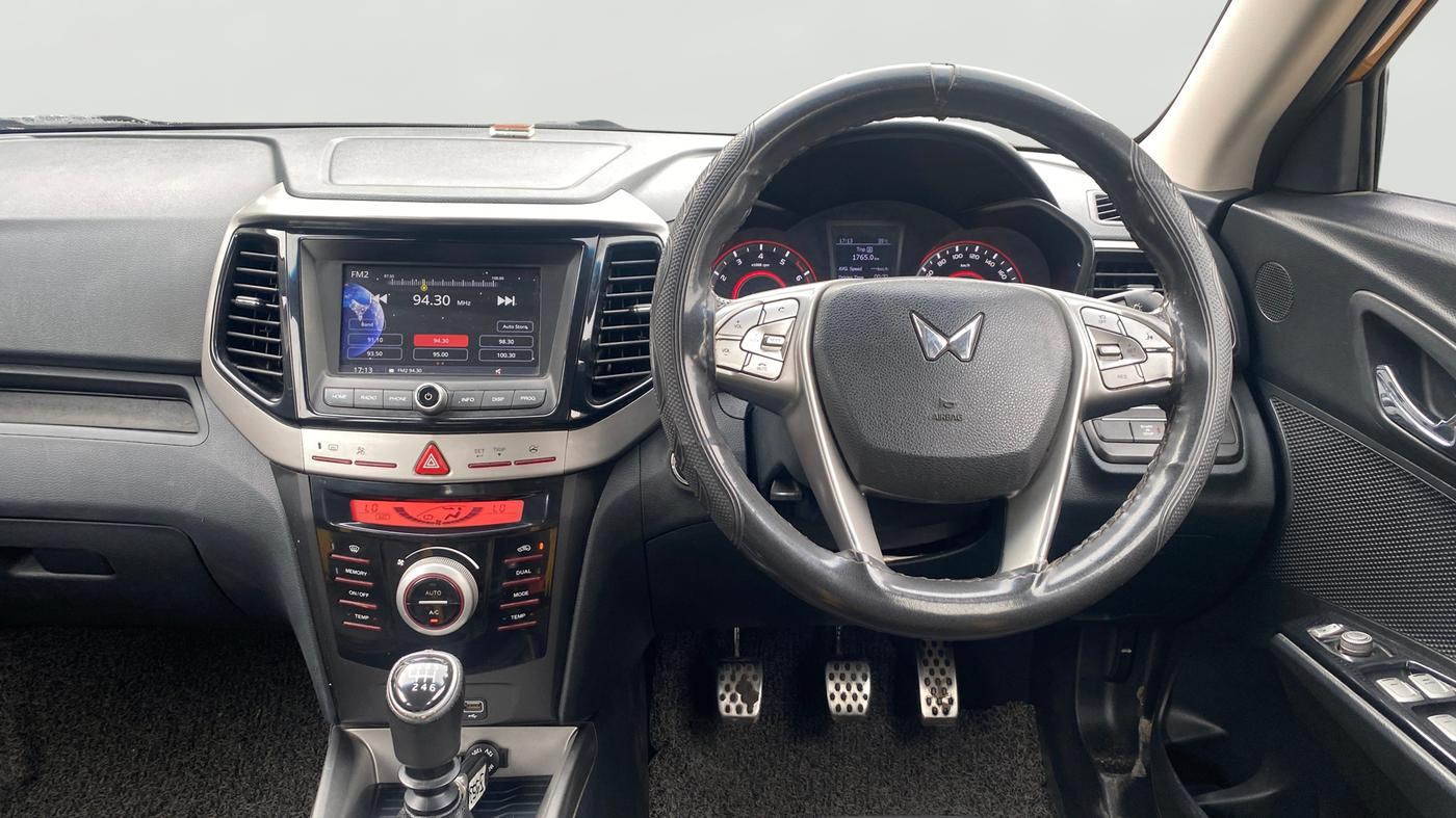 2022 Mahindra XUV300 W8(O) 1.2 PETROL DUAL TONE, Petrol, Manual, 66,105 km, Steering Wheel Close Up