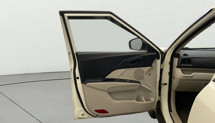 2020 Mahindra XUV300 W4 1.2 PETROL, Petrol, Manual, 61,281 km, LHS Front Door