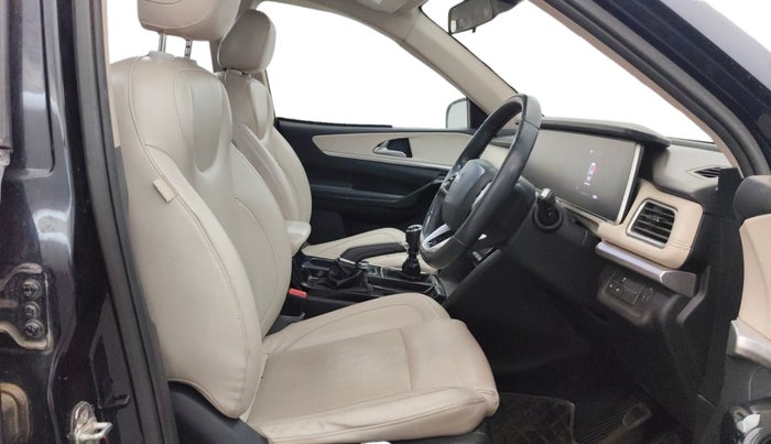 2022 Mahindra XUV700 AX 7 D MT 7 STR, Diesel, Manual, 83,111 km, Right Side Front Door Cabin