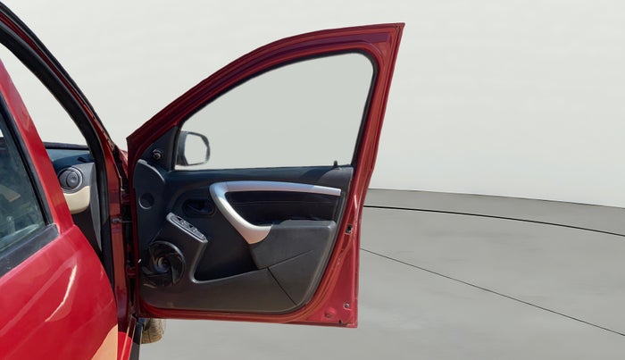 2014 Renault Duster 110 PS RXL ADVENTURE, Diesel, Manual, 1,09,872 km, RHS Front Door