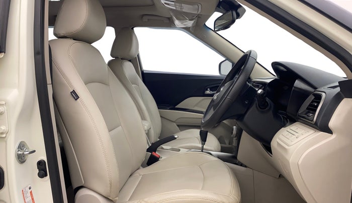 2022 Mahindra XUV300 W8 (O) 1.2 PETROL AMT, Petrol, Automatic, 30,355 km, Right Side Front Door Cabin