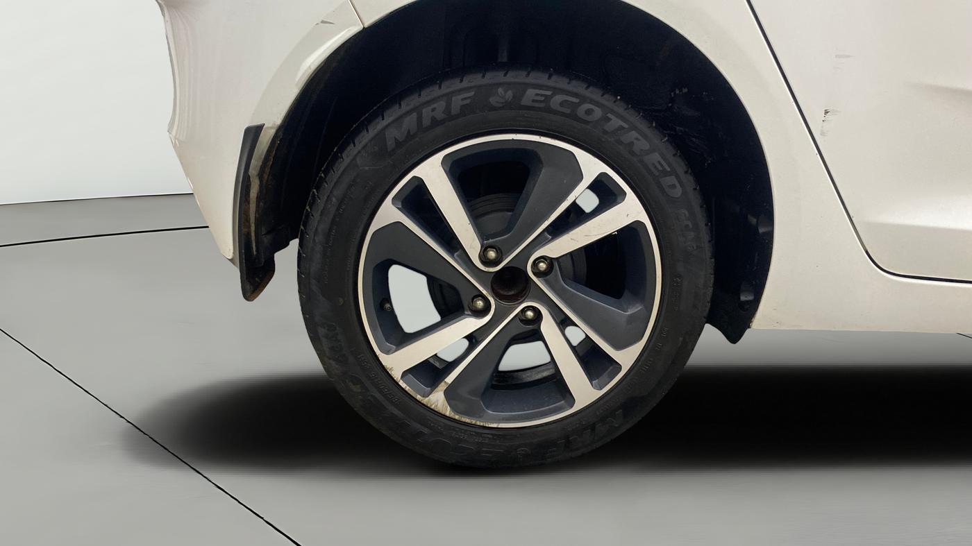 2024 Tata ALTROZ  XZ PLUS (S) , Diesel, Manual, 29,349 km, Right Rear Wheel