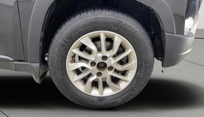 2016 Mahindra Kuv100 K8 6 STR, Petrol, Manual, 32,042 km, Right Front Wheel