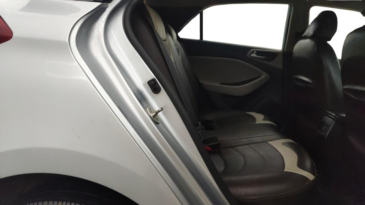 2020 Hyundai Elite i20 SPORTZ PLUS 1.2, Petrol, Manual, 40,762 km, Right Side Rear Door Cabin