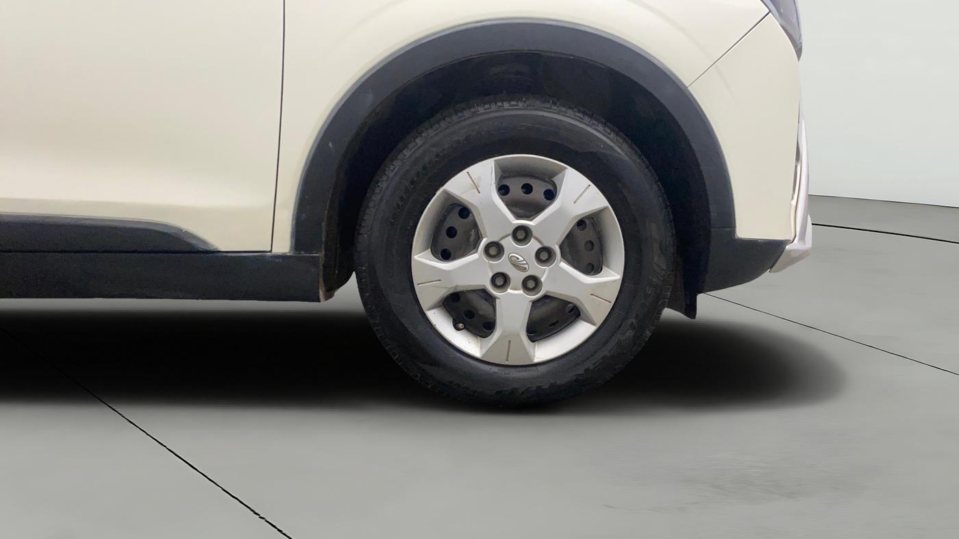 2020 Mahindra XUV300 W6 1.2 PETROL, Petrol, Manual, 1,23,203 km, Right Front Wheel