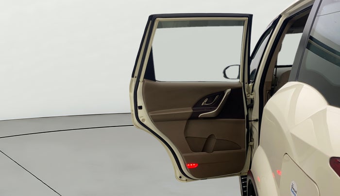 2014 Mahindra XUV500 W6, Diesel, Manual, 1,22,180 km, LHS Rear Door