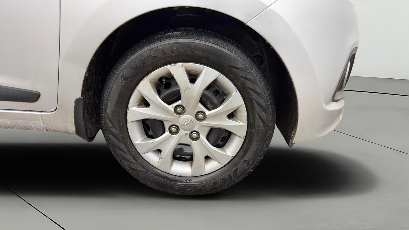 2015 Hyundai Grand i10 SPORTZ 1.2 KAPPA VTVT, Petrol, Manual, 41,745 km, Right Front Wheel