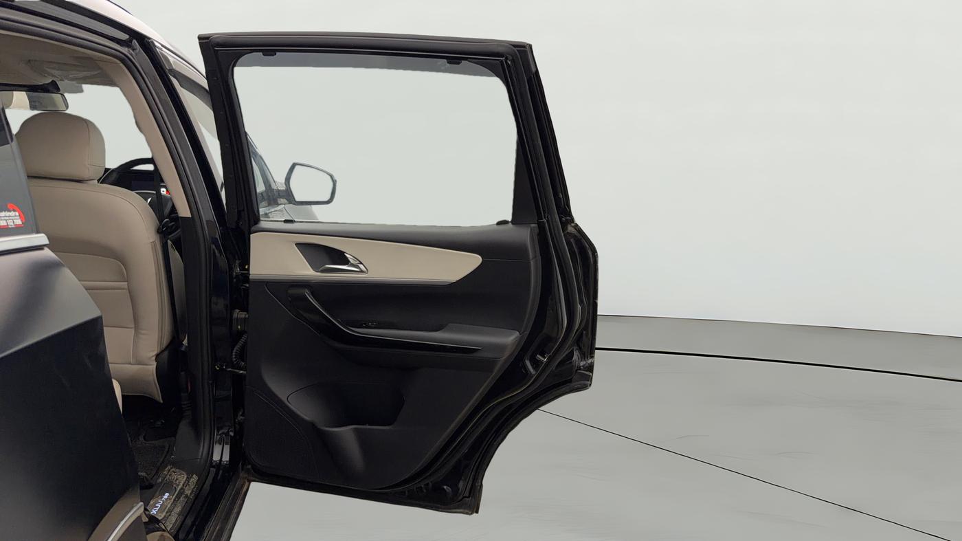 2024 Mahindra XUV700 AX 7 Luxury Pack Petrol AT 6 STR, Petrol, Automatic, 32,191 km, RHS Rear Door