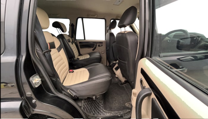 2023 Mahindra SCORPIO CLASSIC S11 7STR, Diesel, Manual, 43,948 km, Right Side Rear Door Cabin