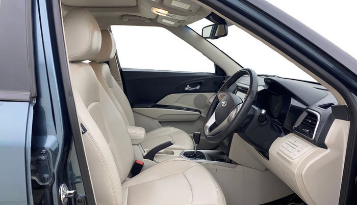 2022 Mahindra XUV300 W8 (O) 1.2 PETROL AMT, Petrol, Automatic, 26,264 km, Right Side Front Door Cabin