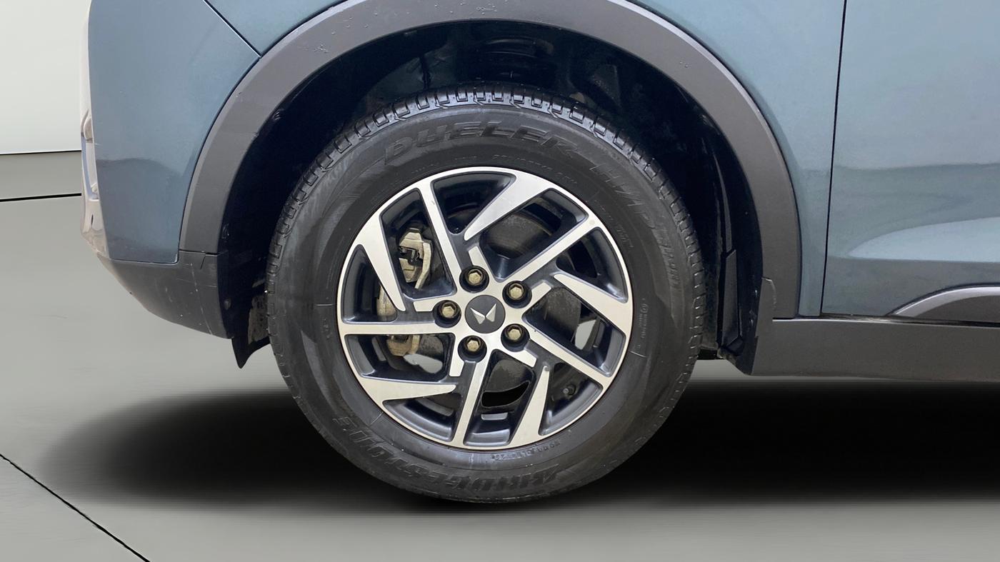 2024 Mahindra XUV300 W8 (O) 1.2 PETROL AMT, Petrol, Automatic, 15,125 km, Left Front Wheel