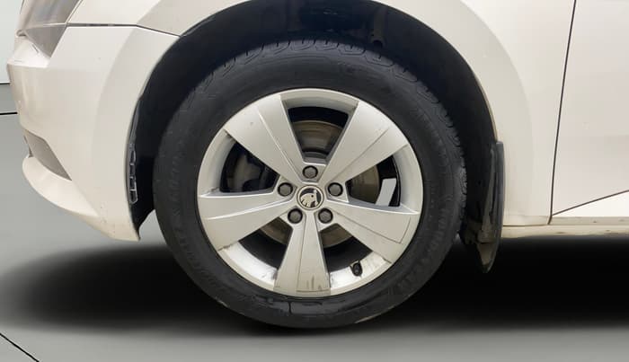 2018 Skoda Superb STYLE 1.8 TSI AT, Petrol, Automatic, 79,172 km, Left Front Wheel