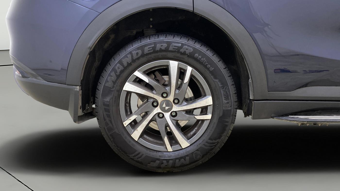 2023 Mahindra XUV700 AX 5 P AT 5 STR, Petrol, Automatic, 13,423 km, Right Rear Wheel