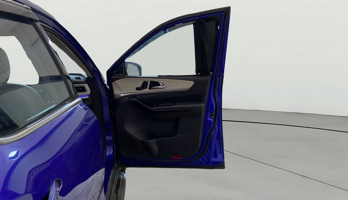 2022 Mahindra XUV700 AX 7 LUXURY D MT 7 STR, Diesel, Manual, 58,100 km, RHS Front Door