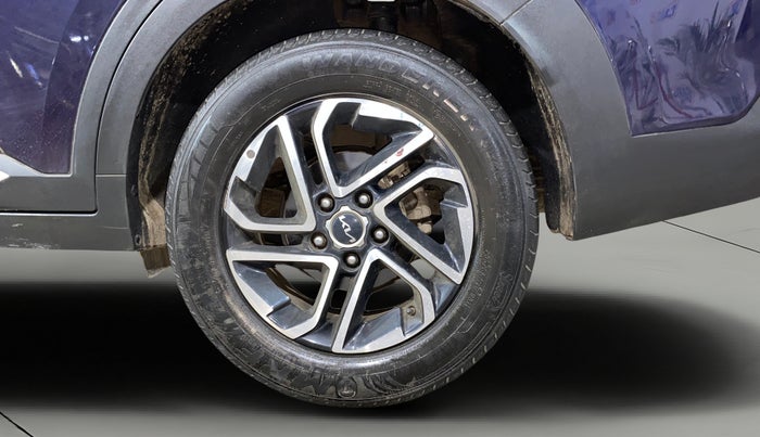 2022 KIA CARENS LUXURY PLUS 1.4 PETROL 7 STR, Petrol, Manual, 28,087 km, Left Rear Wheel