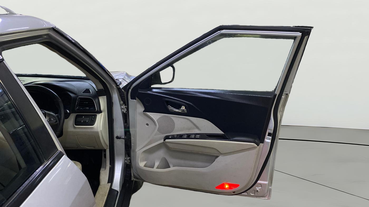 2019 Mahindra XUV300 W8 (O) 1.2 PETROL, Petrol, Manual, 80,379 km, RHS Front Door