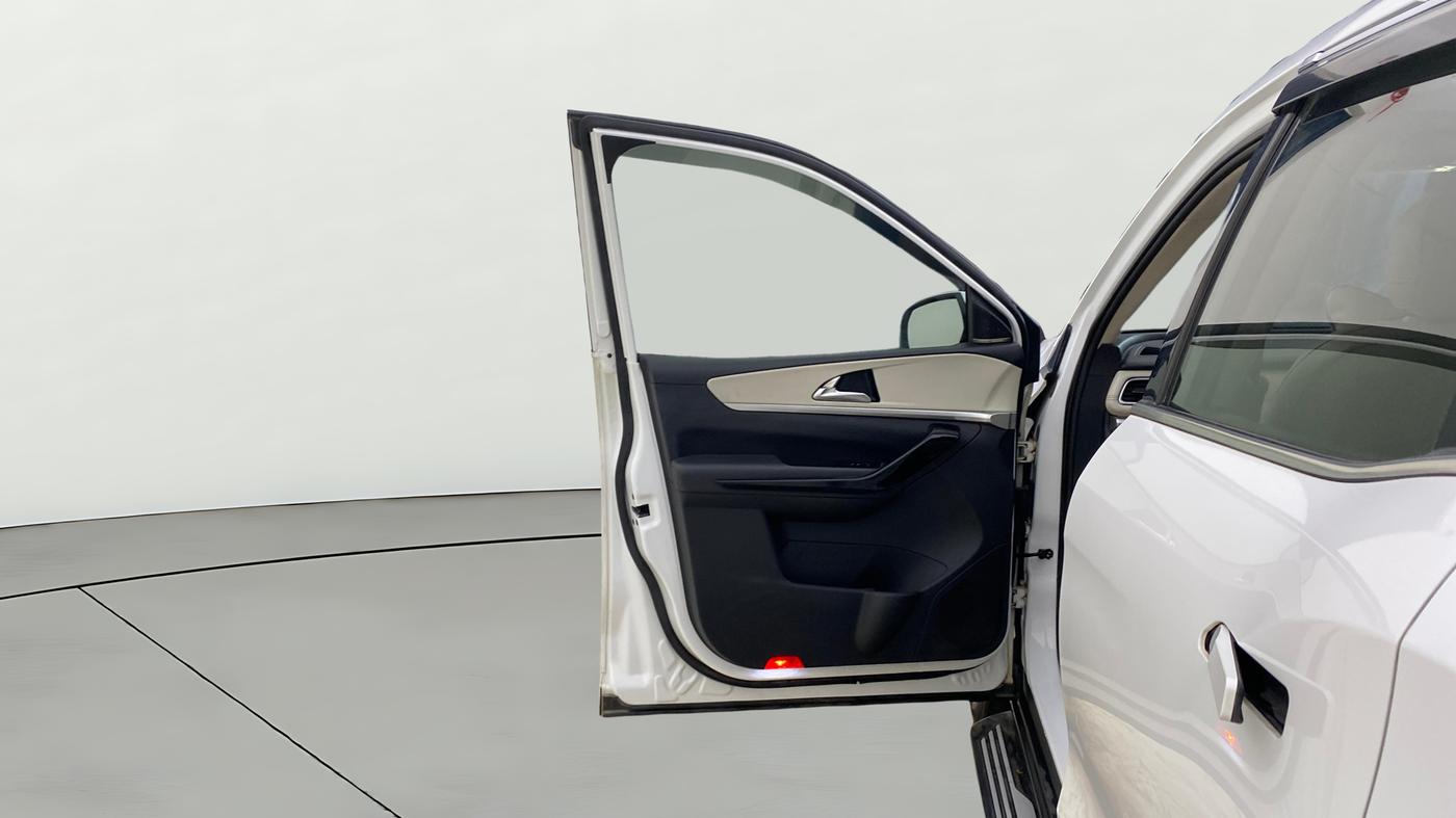 2023 Mahindra XUV700 AX 7 LUXURY P AT 7 STR, Petrol, Automatic, 33,773 km, LHS Front Door
