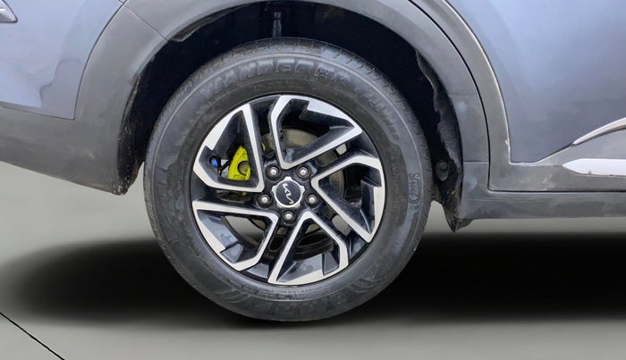 2022 KIA CARENS LUXURY PLUS 1.4 PETROL 7 STR, Petrol, Manual, 30,236 km, Right Rear Wheel