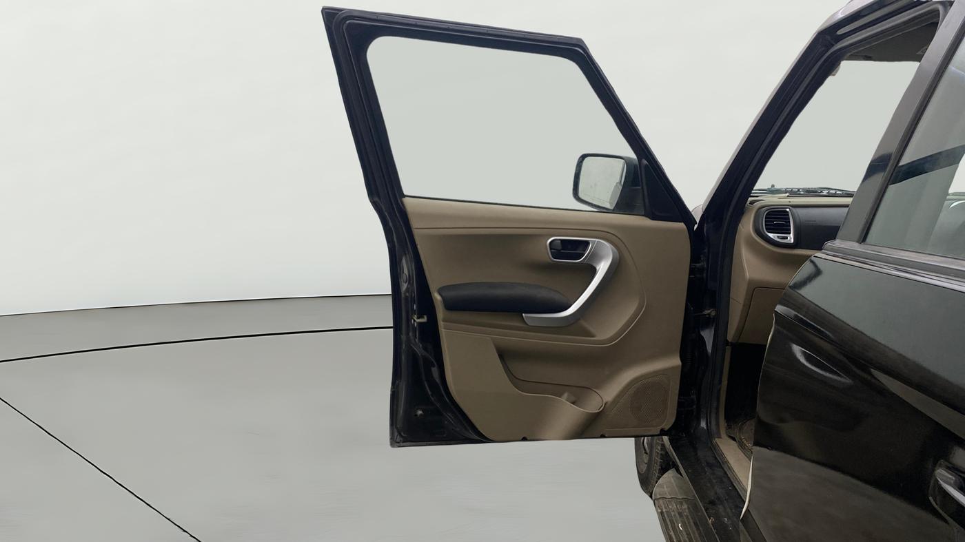 2018 Mahindra TUV300 T10 AMT, Diesel, Automatic, 1,40,664 km, LHS Front Door