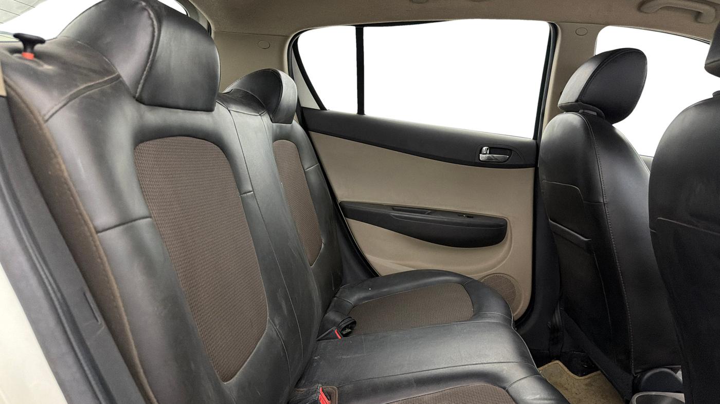 2012 Hyundai i20 MAGNA (O) 1.2, Petrol, Manual, 99,074 km, Right Side Rear Door Cabin