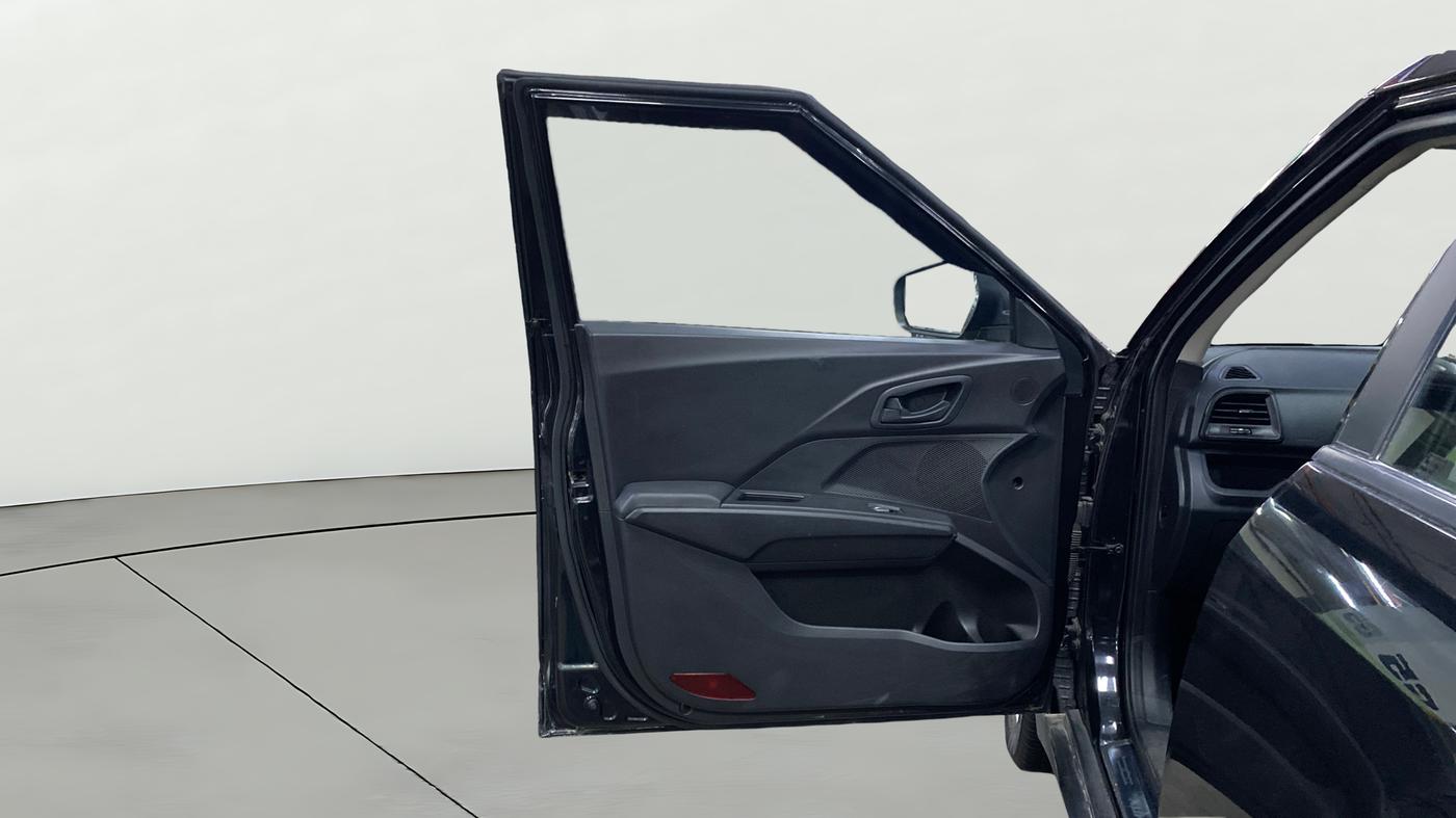 2023 Mahindra XUV300 W6 1.2 PETROL, Petrol, Manual, 13,205 km, LHS Front Door