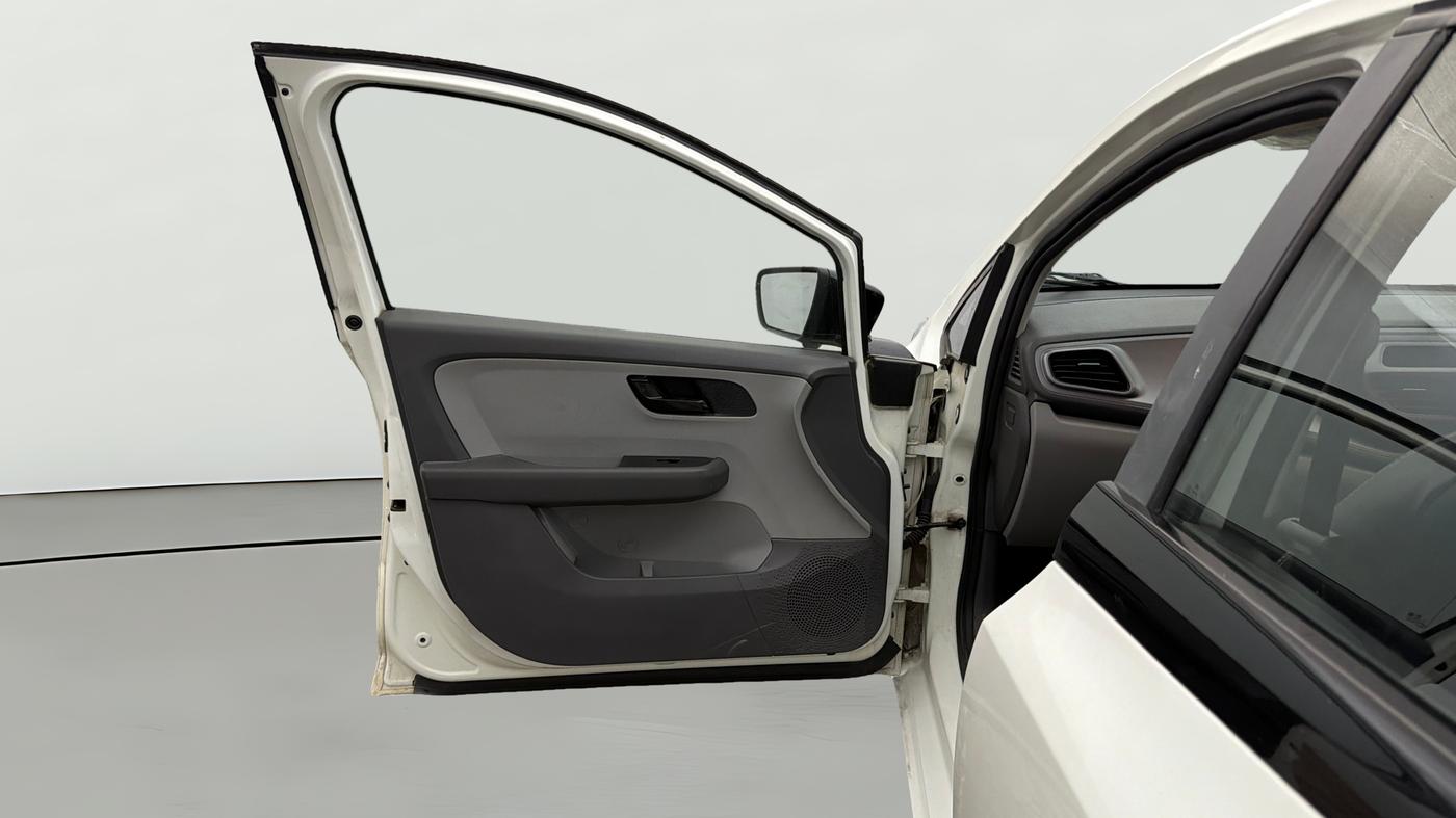 2021 Tata ALTROZ XE PETROL, CNG, Manual, 48,716 km, LHS Front Door