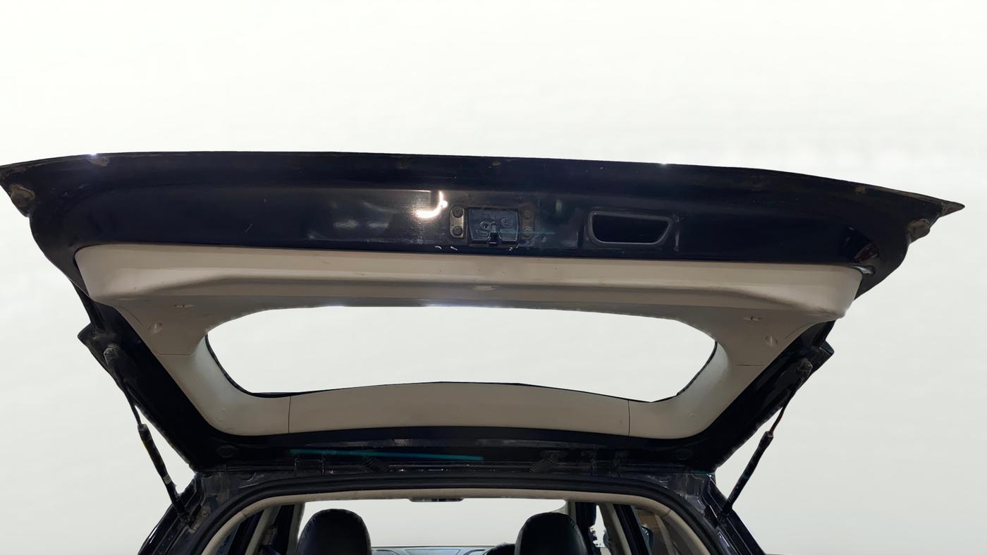 2020 Mahindra XUV300 W6 1.2 PETROL, Petrol, Manual, 83,760 km, Boot Door Open