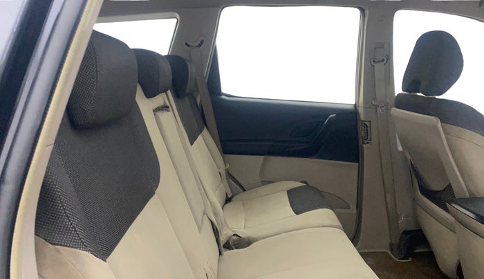 2016 Mahindra XUV500 W4, Diesel, Manual, 1,39,463 km, Right Side Rear Door Cabin