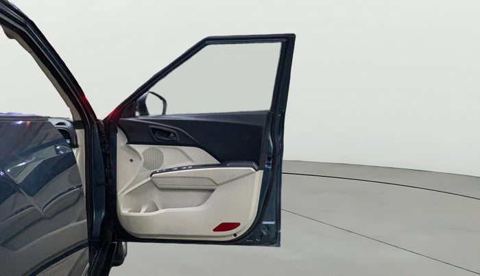 2022 Mahindra XUV300 W6 1.5 DIESEL AMT, Diesel, Automatic, 17,740 km, RHS Front Door