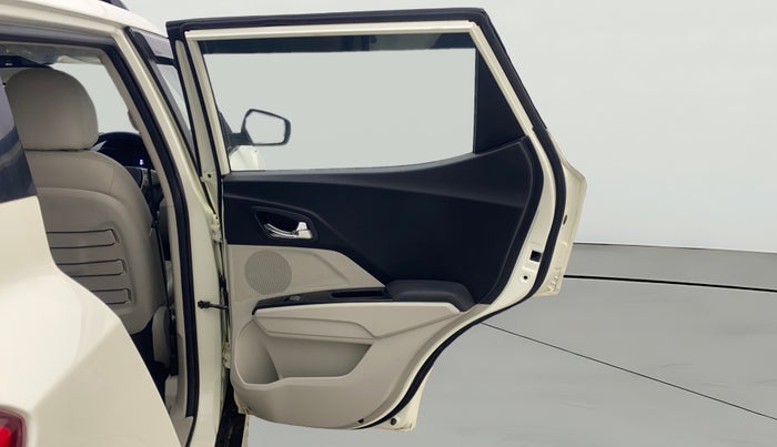 2022 Mahindra XUV300 W8 (O) 1.2 PETROL AMT, Petrol, Automatic, 18,872 km, RHS Rear Door