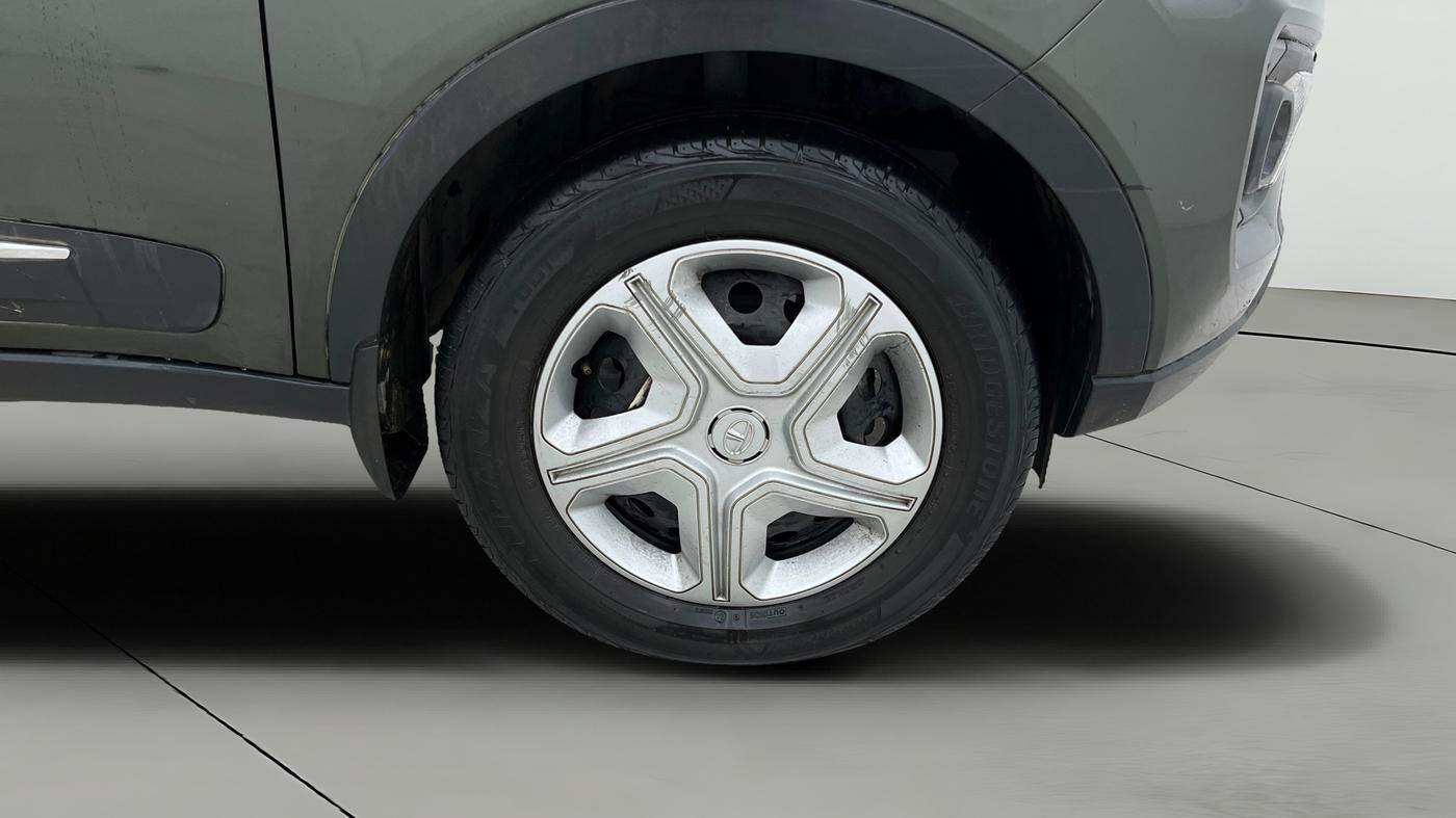 2020 Tata NEXON XMA SUNROOF PETROL, Petrol, Automatic, 69,401 km, Right Front Wheel