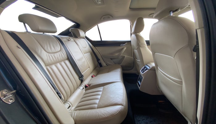 2018 Skoda Octavia 2.0 TDI L&K AT, Diesel, Automatic, 1,47,825 km, Right Side Rear Door Cabin