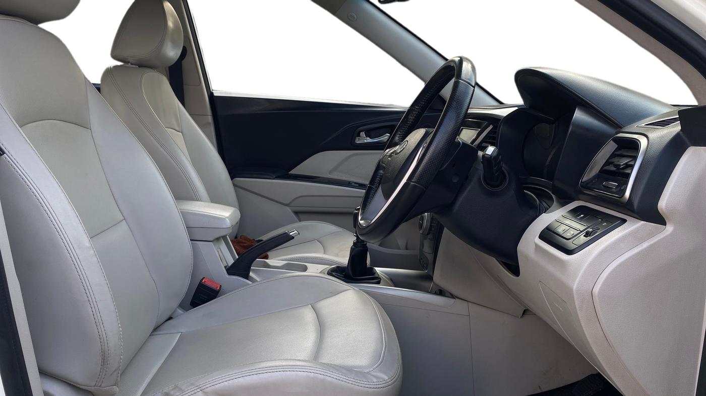 2019 Mahindra XUV300 W8 (O) 1.5 DIESEL, Diesel, Manual, 48,713 km, Right Side Front Door Cabin