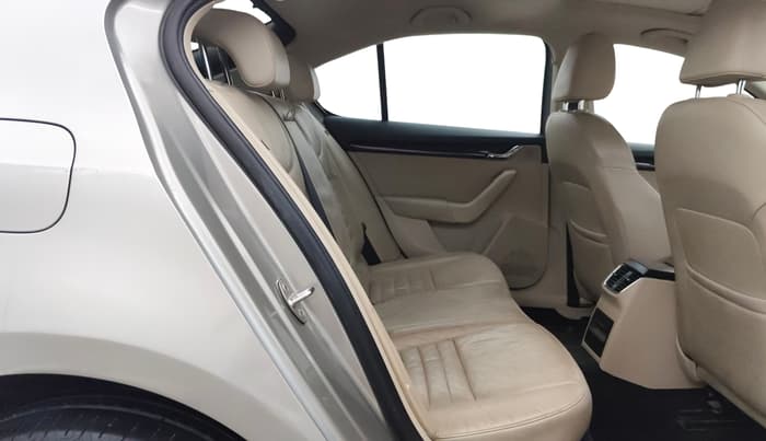 2016 Skoda Octavia STYLE PLUS AT 1.8 TSI, Petrol, Automatic, 1,23,182 km, Right Side Rear Door Cabin