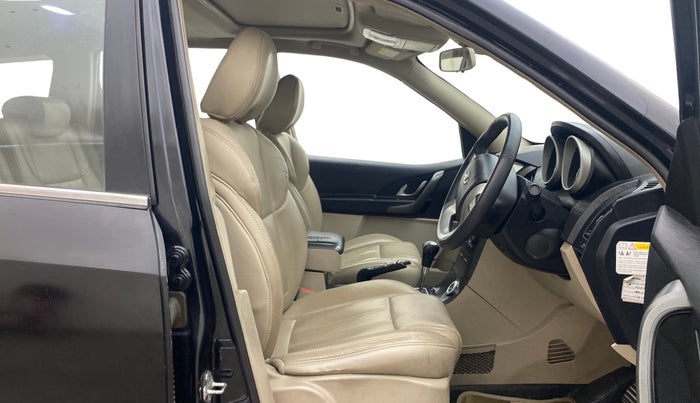 2017 Mahindra XUV500 W10 AT, Diesel, Automatic, 1,11,323 km, Right Side Front Door Cabin