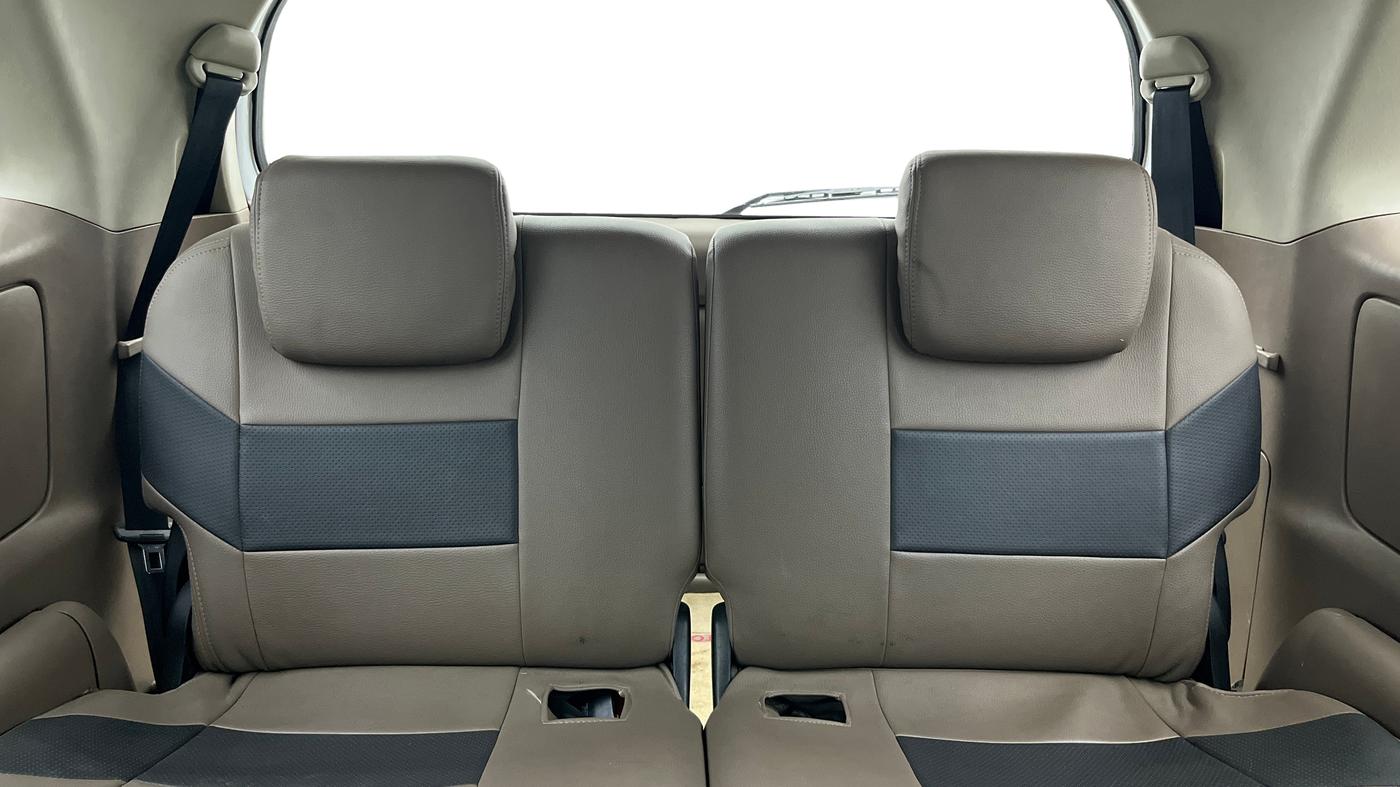 2015 Toyota Innova 2.5 GX 7 STR, Diesel, Manual, 1,10,102 km, Third Seat Row ( optional )