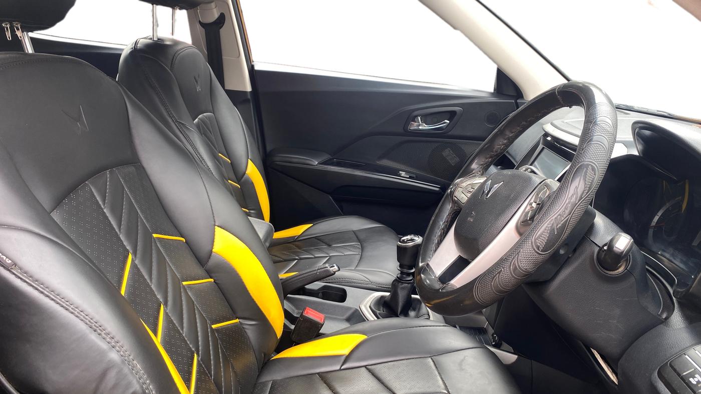 2022 Mahindra XUV300 W8(O) 1.2 PETROL DUAL TONE, Petrol, Manual, 66,105 km, Right Side Front Door Cabin