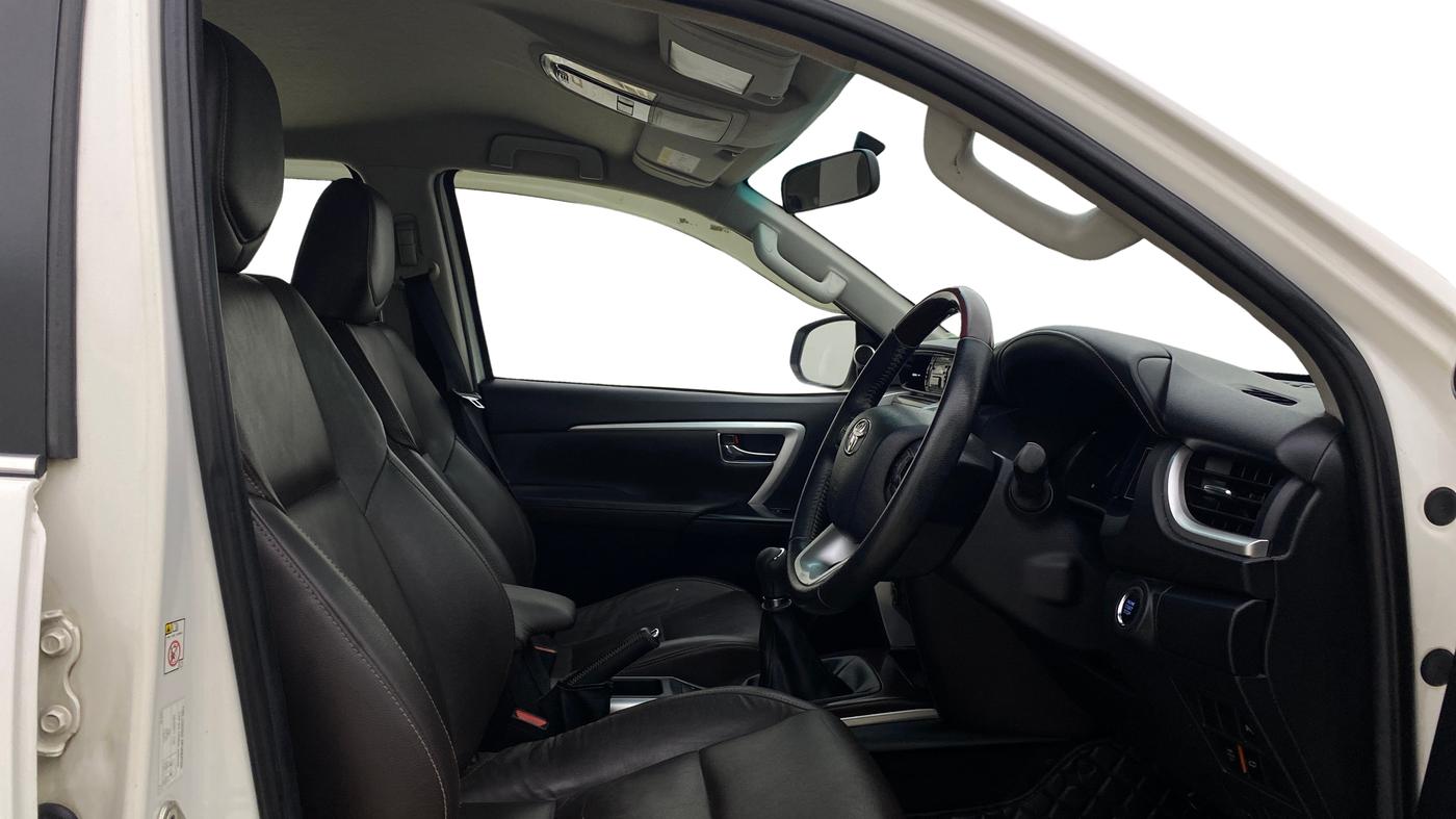 2017 Toyota Fortuner 2.8 4X2 MT, Diesel, Manual, 98,868 km, Right Side Front Door Cabin